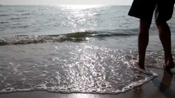 Turista Piedi Nudi Sta Godendo Tranquilla Passeggiata Relax Sulla Spiaggia — Video Stock