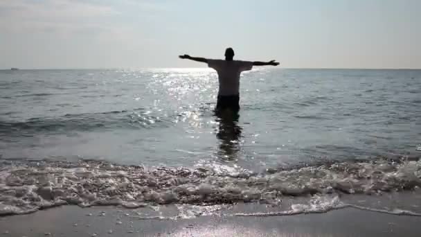 Człowiek Stoi Boso Płytkiej Wodzie Morskiej Ciesząc Się Wakacjach Foto — Wideo stockowe