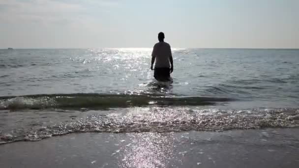 Człowiek Stoi Boso Płytkiej Wodzie Morskiej Ciesząc Się Wakacjach Foto — Wideo stockowe