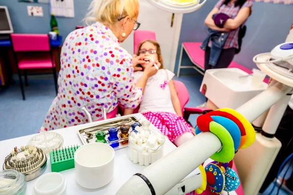 Werkzeuge und Geräte des Zahnarztes auf dem Desktop der Klinik — Stockfoto