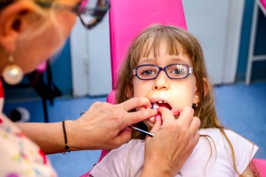 Gözlüklü tatlı küçük kız portresi, diş hekimi kapalı çocuk