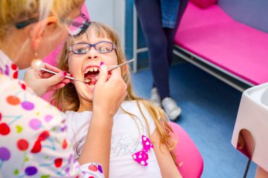 Gözlüklü tatlı küçük kız portresi, diş hekimi kapalı çocuk