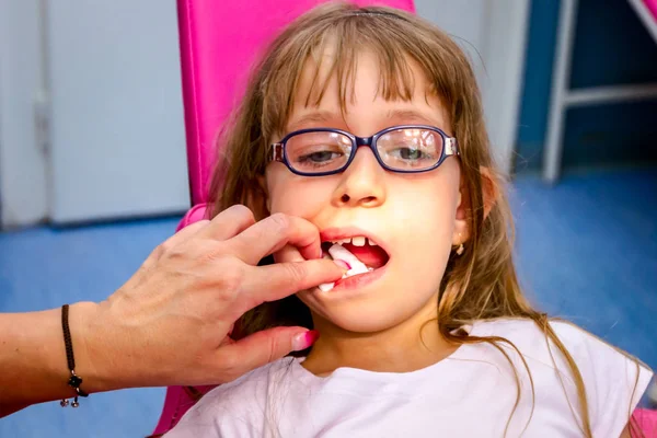 Gözlüklü tatlı küçük kız portresi, diş hekimi kapalı çocuk