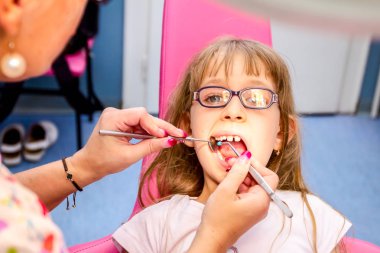 Gözlüklü tatlı küçük kız portresi, diş hekimi kapalı çocuk