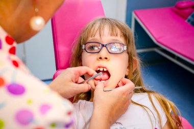 Gözlüklü tatlı küçük kız portresi, diş hekimi kapalı çocuk