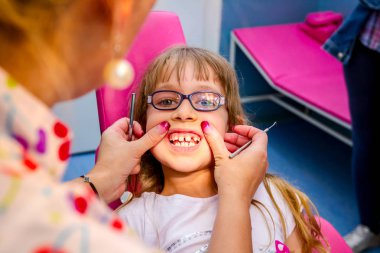 Gözlüklü tatlı küçük kız portresi, diş hekimi kapalı çocuk