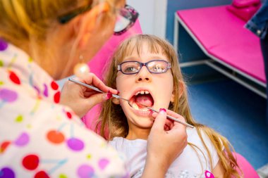 Gözlüklü tatlı küçük kız portresi, diş hekimi kapalı çocuk