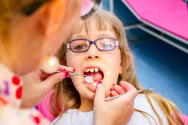 Πορτραίτο του γλυκού μικρού κοριτσιού με γυαλιά, παιδί στον οδοντίατρο — Φωτογραφία Αρχείου