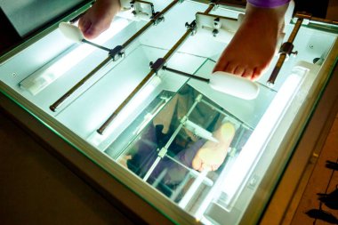 Ortopedi uzmanı ile çocuğun ayak ölçme 