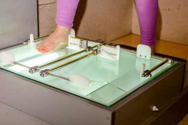 Ortopedi uzmanı ölçme aletleri ayak hazırlamak 