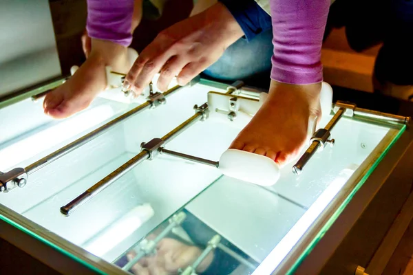 Ortopedi uzmanı ile çocuğun ayak ölçme 