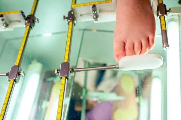 Orthopedist is measuring child's foot with instruments — Stock Photo, Image