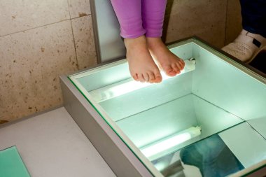 Çocuğun ayak splayfooted kontrolünü