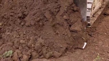 O hareket ederken buldozer, tarayıcı üzerinde görünüm ve şantiyede zemin tesviye. H.264 video codec