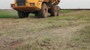 Büyük kamyon gidiyor, şantiyeden geçiyor. Şantiyede geçerken damperli kamyon alt vagonuna yakından bakın. H.264 video codec