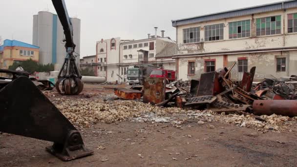 View Machine Loader Manipulator Hydraulic Grappling Claw Collecting Moving Old — Stock Video