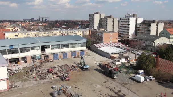 Arbeiter Entsorgen Den Veralteten Industriekomplex Lademanipulator Mit Hydraulischer Greifkralle Lädt — Stockvideo
