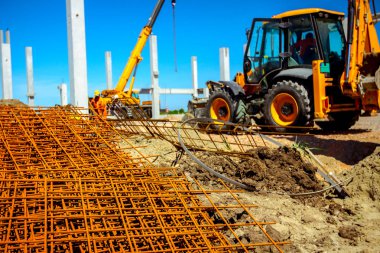 Paslı güçlendiren kafes, armatür geçici olarak yığılmış yığını