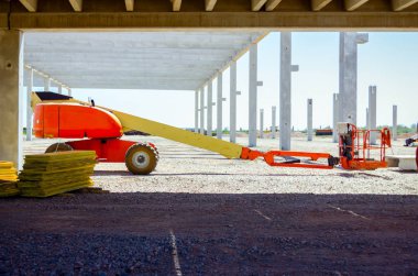 Kiraz toplayıcı şantiyede park halinde