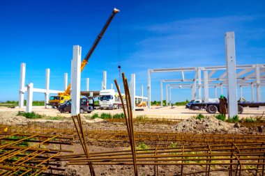 Paslı güçlendiren kafes, armatür geçici olarak yığılmış yığını