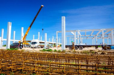 Paslı güçlendiren kafes, armatür geçici olarak yığılmış yığını