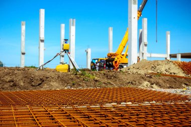 Paslı güçlendiren kafes, armatür geçici olarak yığılmış yığını