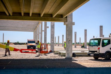 Kiraz toplayıcı şantiyede park halinde