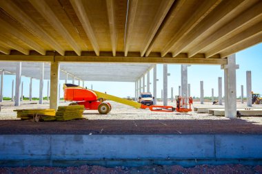 Kiraz toplayıcı şantiyede park halinde