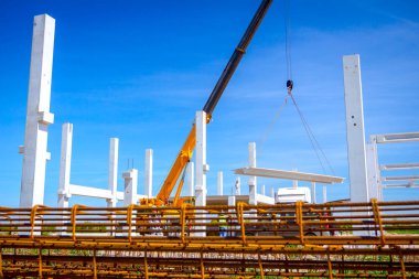 Paslı güçlendiren kafes, armatür geçici olarak yığılmış yığını