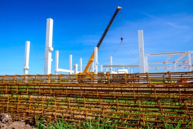 Paslı güçlendiren kafes, armatür geçici olarak yığılmış yığını