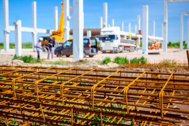 Paslı güçlendiren kafes, armatür geçici olarak yığılmış yığını