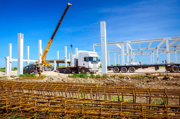 Montón de malla de refuerzo oxidada, armadura apilada temporalmente — Foto de Stock