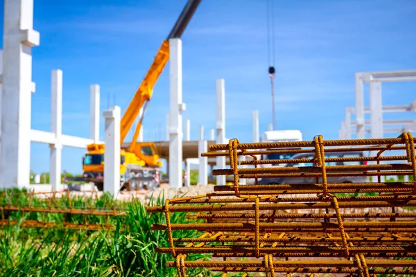 Paslı güçlendiren kafes, armatür geçici olarak yığılmış yığını