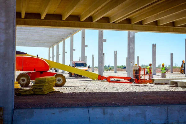 Cherry Picker parkolt az építkező helyén — Stock Fotó