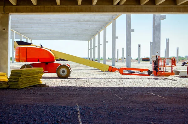 Kiraz toplayıcı şantiyede park halinde