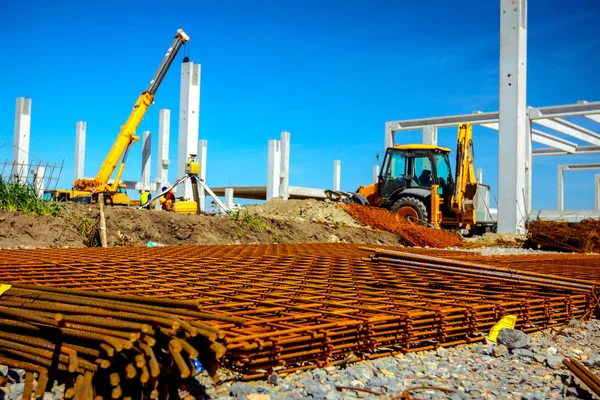 Paslı güçlendiren kafes, armatür geçici olarak yığılmış yığını