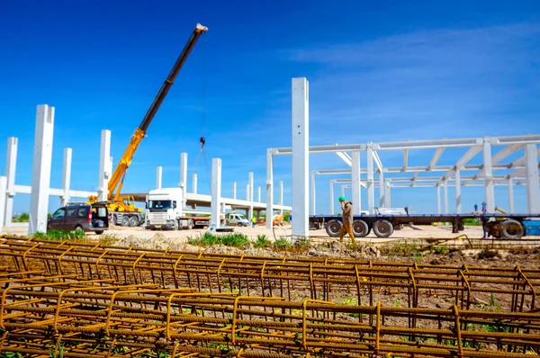 Paslı güçlendiren kafes, armatür geçici olarak yığılmış yığını