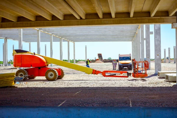 Kiraz toplayıcı şantiyede park halinde