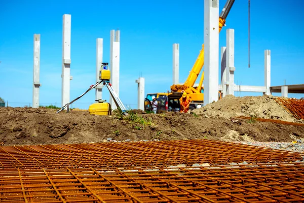 Paslı güçlendiren kafes, armatür geçici olarak yığılmış yığını