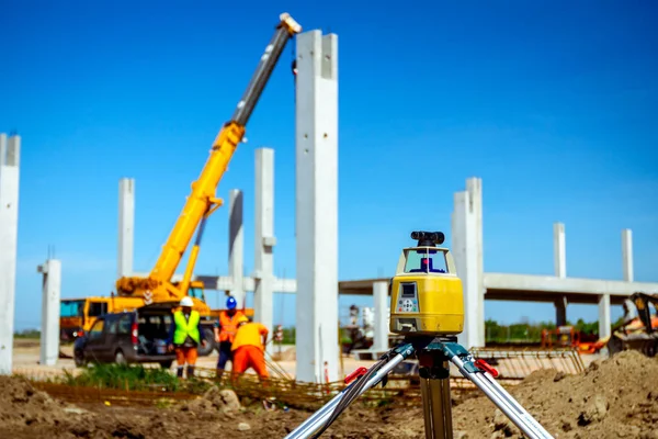 Modern cihaz lazer ile topografik ölçümler yapar, toplam c