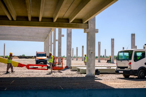 Kiraz toplayıcı şantiyede park halinde