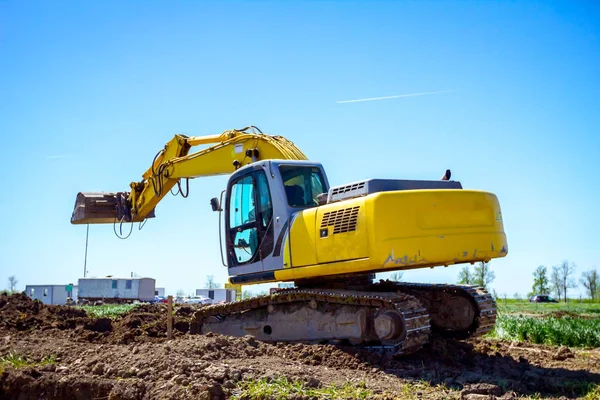 La excavadora está cavando en el sitio de construcción — Foto de Stock