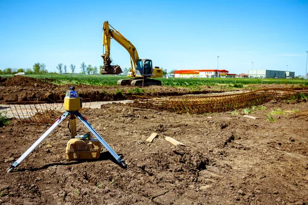 El dispositivo moderno hace mediciones topográficas con láser, c total — Foto de Stock