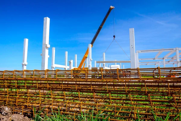 Paslı güçlendiren kafes, armatür geçici olarak yığılmış yığını