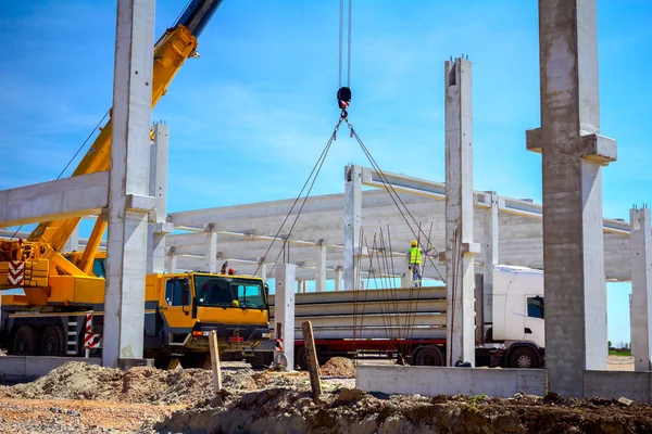 İnşaat taå Ä±yÄ±cÄ±sÄ±ndan beton direk boşaltma