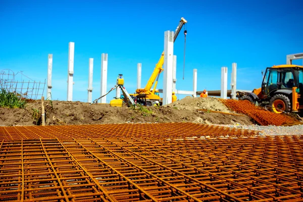 Paslı güçlendiren kafes, armatür geçici olarak yığılmış yığını