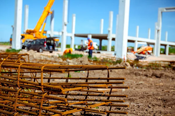 Paslı güçlendiren kafes, armatür geçici olarak yığılmış yığını