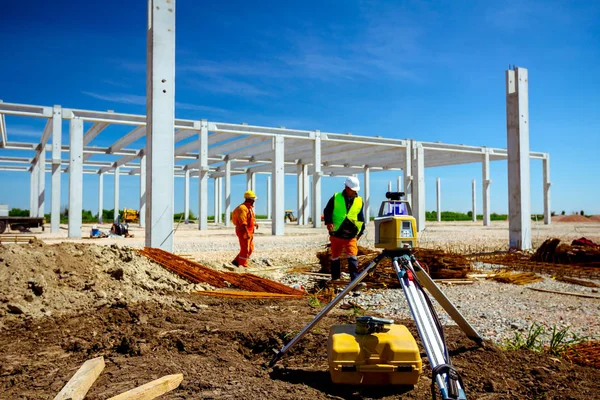 Jefe supervisa, el trabajo de control en la obra — Foto de Stock