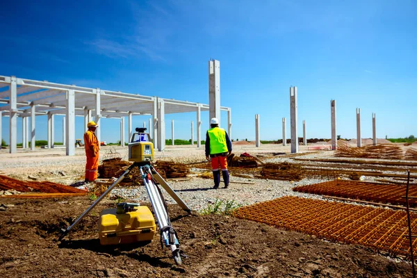 Boss övervakar, styr arbetet på bygg arbets platsen — Stockfoto