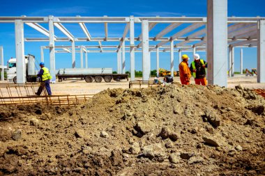 İşçilerin meslektaşı şantiyede konuşuyor